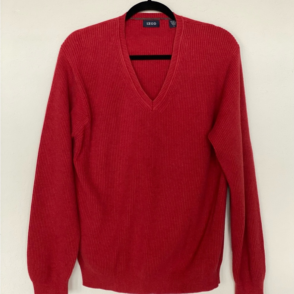 Men’s Izod V-Neck Sweater in gently pre-owned condition.  Size Large